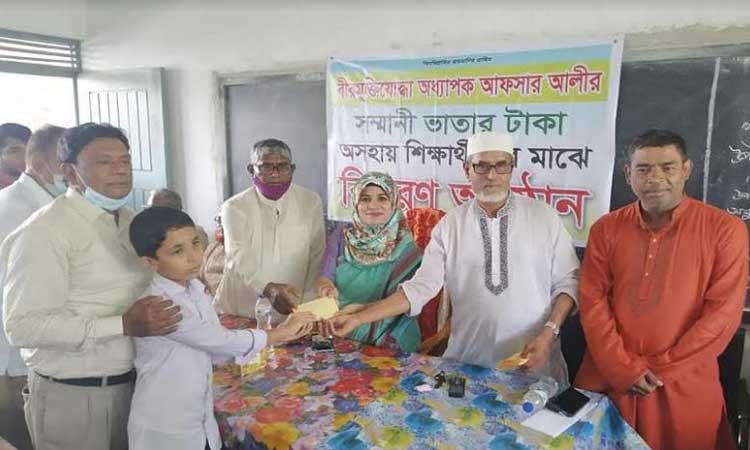 বকশীগঞ্জে অসহায় শিক্ষার্থীদের মাঝে বীরমুক্তিযোদ্ধার সম্মানী ভাতা বিতরণ