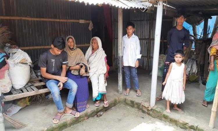 গোদাগাড়ীতে পালপুর উচ্চ বিদ্যালয় শিক্ষার্থীকে জুতাপেটা : ভিডিও ভাইরাল