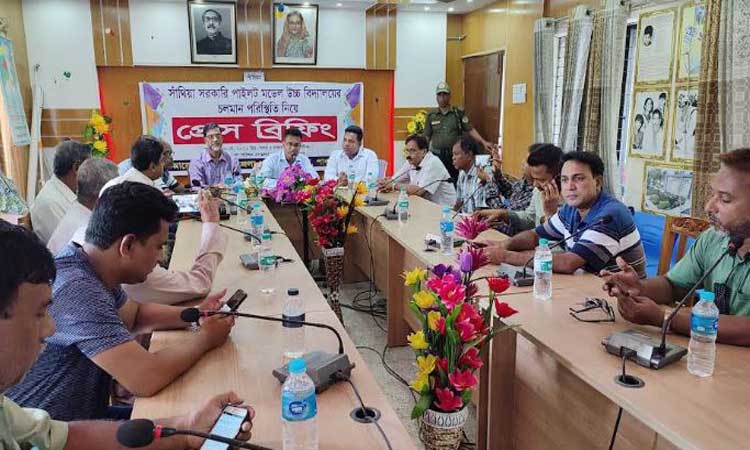 সাঁথিয়ায় ব্যানার নেওয়ার বিষয়ে ইউএনও’র সংবাদ সম্মেলন