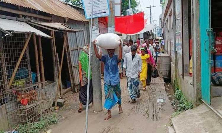 সরাইলে অরুয়াইল বাজারের রাস্তার মাঝখানে বিদ্যুতের খুঁটি