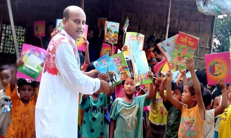 দুর্গাপুরে আদিবাসী শিক্ষার্থীদের মাঝে শিক্ষাসামগ্রী বিতরণ