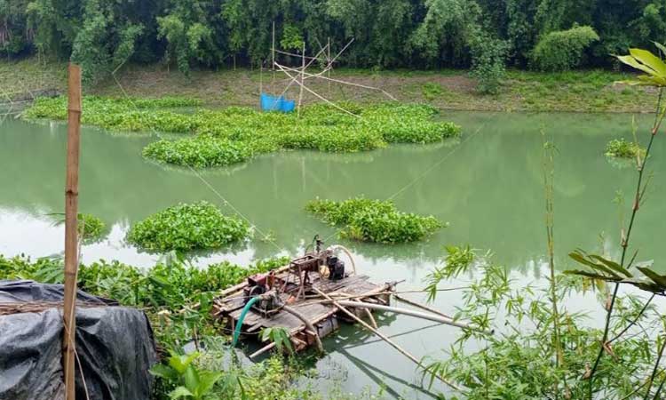 সালথায় কুমার নদে অবৈধ ড্রেজার দিয়ে বালু উত্তোলন