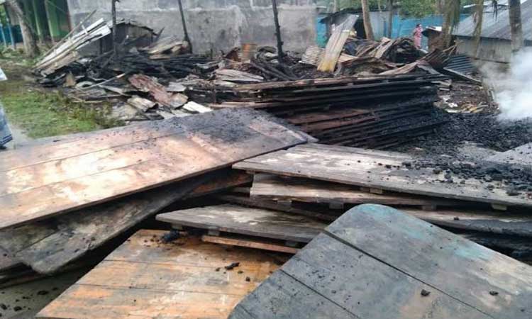 আমতলীতে আগুনে পুড়ে দুটি ব্যবসা প্রতিষ্ঠান ছাই