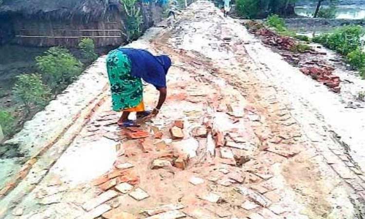 পাইকগাছায় সোনাখালী খেয়াঘাট রাস্তার বেহালদশা