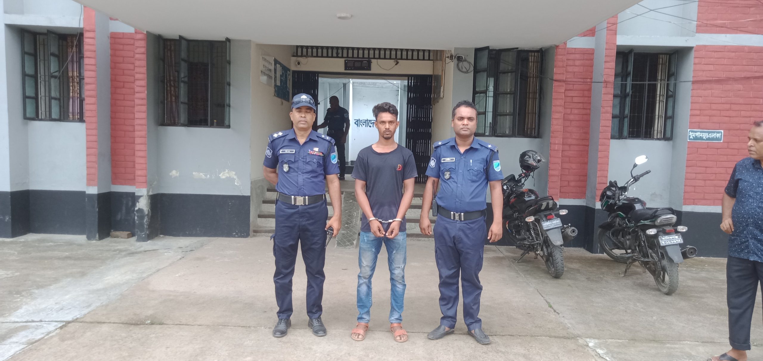 বালিয়াকান্দি থেকে হেরোইন সহ যুবক আটক