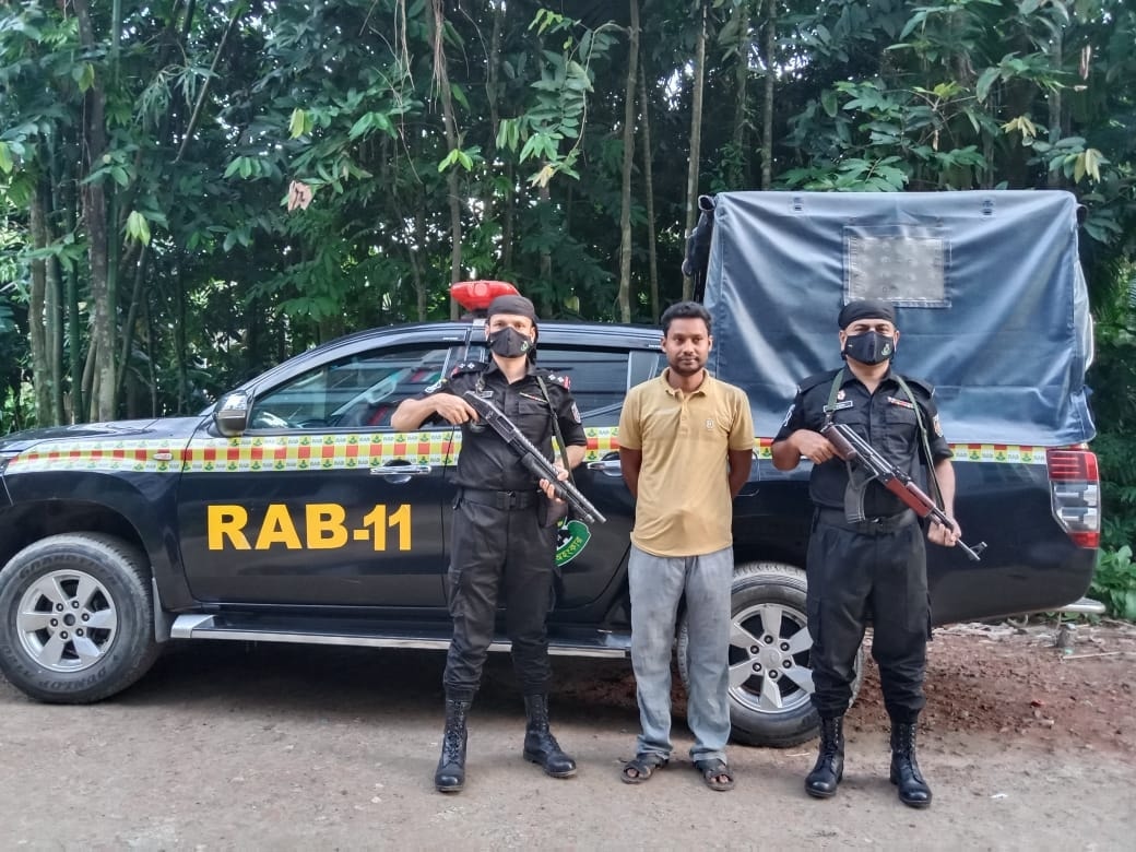 নোয়াখালীর বেগমগঞ্জে র‌্যাবের অভিযানে ৪টি দেশীয় তৈরী অস্ত্র সহ এক চিহ্নিত অস্ত্রধারী সন্ত্রাসী গ্রেফতার