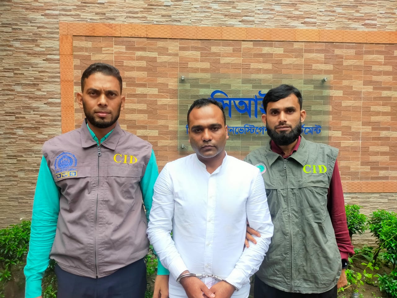 দেশি-বিদেশি মুদ্রা পাচারকারী মূলহোতা গ্রেফতার
