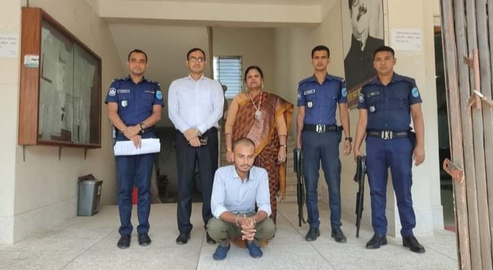 অন্যর পরীক্ষা দিতে এসে নিজেই আটক। 