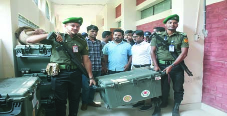 রাজবাড়ীতে কেন্দ্রে কেন্দ্রে যাচ্ছে নির্বাচনি সরঞ্জাম