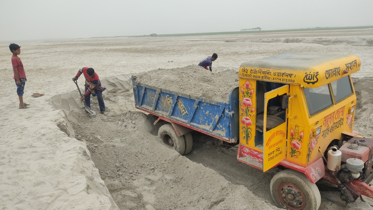 পাংশায় পদ্মা নদীর খেয়া ঘাট এলাকা থেকে অবৈধ ভাবে বালু উত্তোলনের মহোৎসব চলছে
