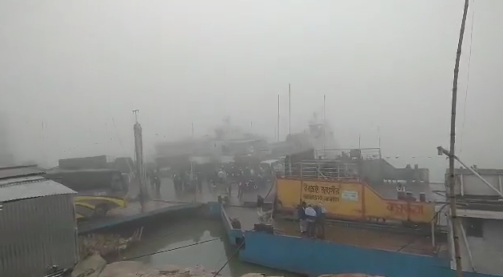মাঝ নদীতে আটকা পড়েছে ৪ ফেরি