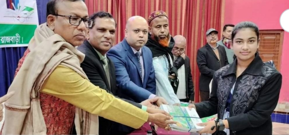 বছরের শুরুতেই নতুন বই পেলো পাংশার ছাএ ছাএীরা
