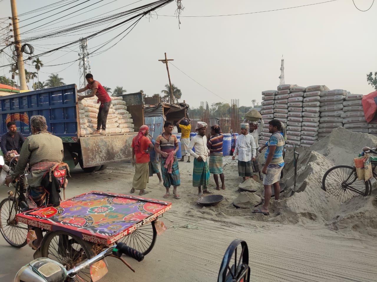 সড়ক-ফুটপাতে নির্মাণ সামগ্রী, ভোগান্তিতে পৌরবাসী