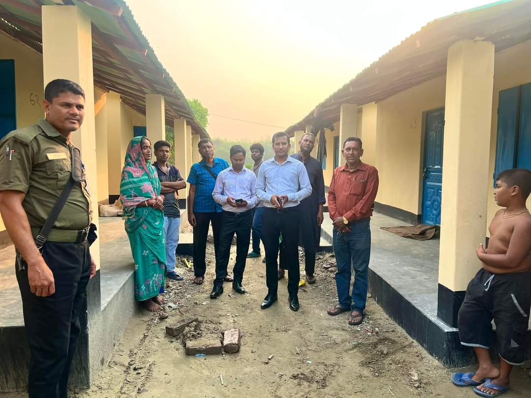 আশ্রয়নের বাসিন্দাদের দেখতে হাজির ইউএনও