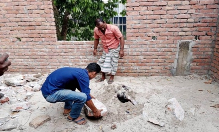 দৌলতদিয়ায় নির্মণাধিন ঘরের মেঝো থেকে যুবকের লাশ উদ্ধার