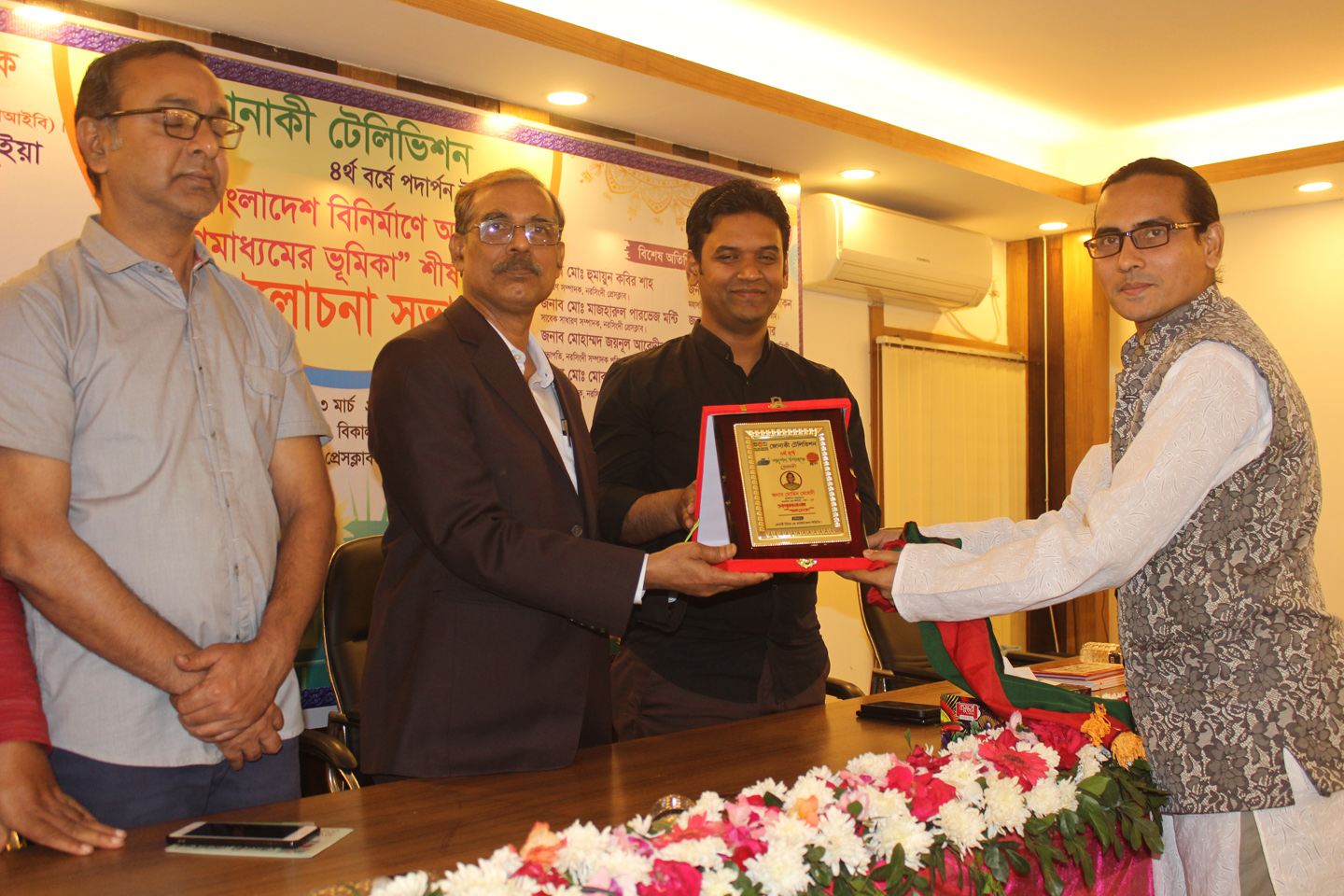 প্রেস ইউনিটির প্রতিষ্ঠাতা মোমিন মেহেদী জোনাকি টিভি সম্মাননা পেলেন