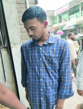 পাংশার সাদী প্লাজায় ওয়াশরুমে মোবাইলে মহিলার অশ্লীল ভিডিও ধারণ করতে গিয়ে হাতেনাতে ধরা এক যুবক