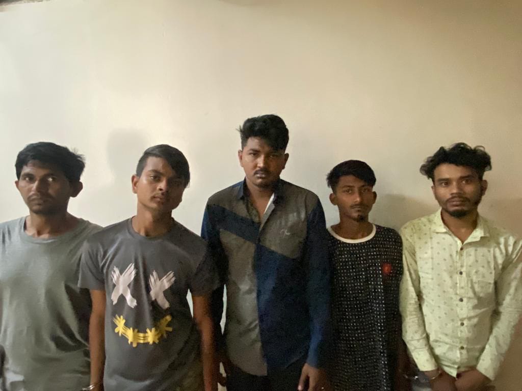 মিরপুরে  ছিনতাইকারী চক্রের ৫ সদস্য গ্রেফতার:  দেশীয় অস্ত্র উদ্ধার