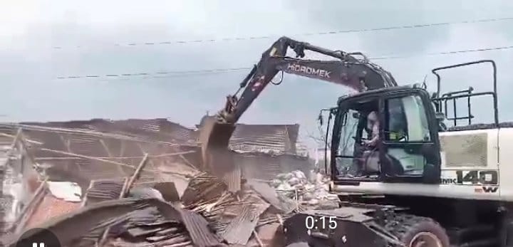 উত্তরায় ২৫০ টি অবৈধ স্হাপনা বুলডোজার দিয়ে ভেঙ্গে গুড়িয়ে দিয়েছে রাজউক
