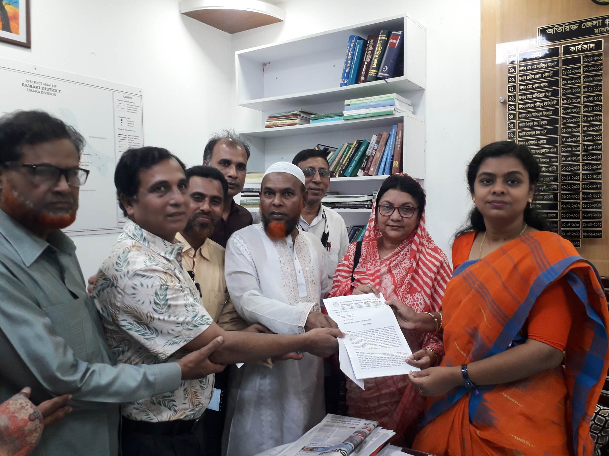 রাজবাড়ী মাধ্যমিক শিক্ষা জাতীয়করণের দাবিতে মানববন্ধন ও স্মারকলিপি প্রদান
