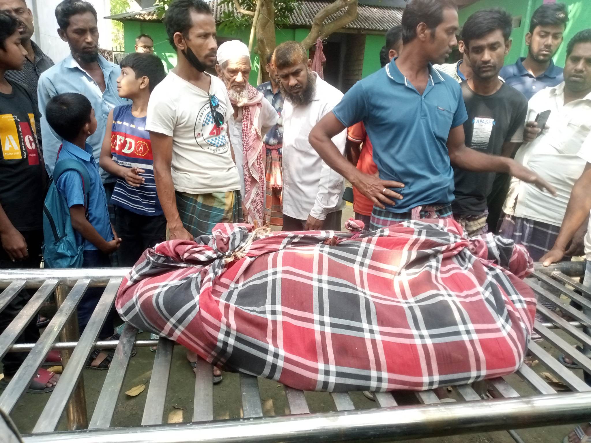 পাংশায় ট্রেনে কাটা পড়ে ব্যবসায়ীর মৃত্যু