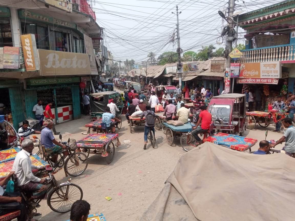 পাংশা পৌর শহরে প্রধান প্রধান সড়ক গুলো দখল করে গড়ে উঠেছে অটো স্টান্ড
