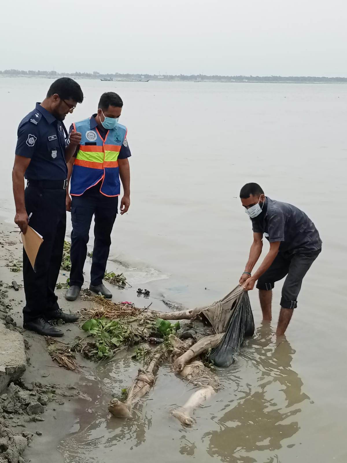 রাজবাড়ীর পদ্মায় অজ্ঞাত যুবকের অর্ধগলিত মরদেহ উদ্ধার