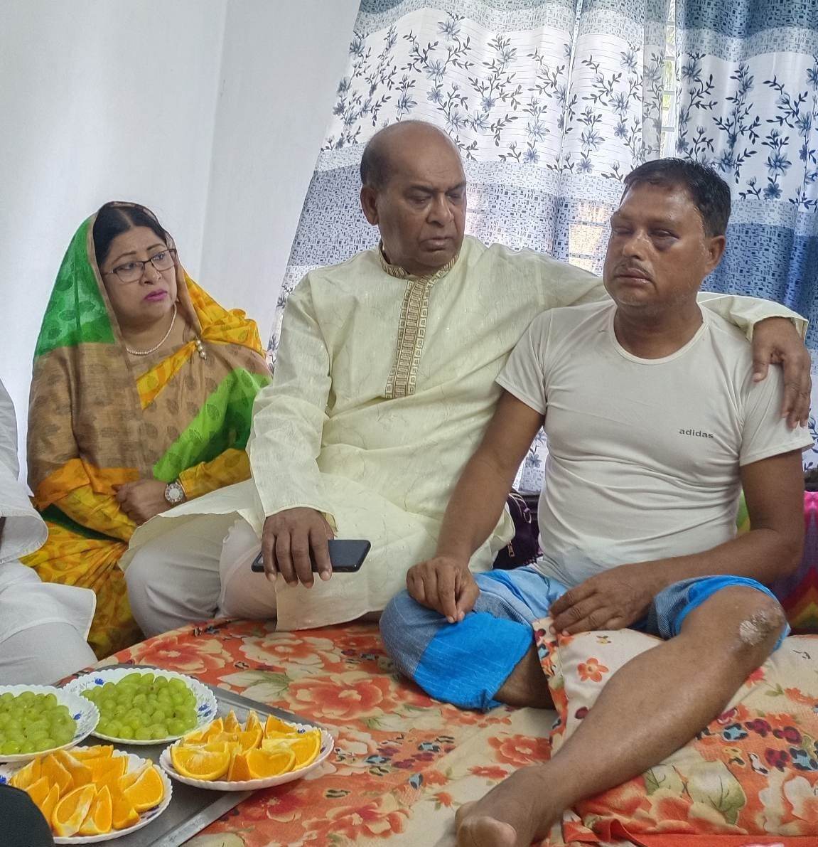 সড়ক দুর্ঘটনায় আহত আওয়ামীলীগ নেতার পাশে দাড়ালেন এমপি মহিব