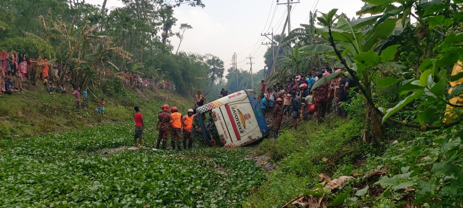 নোয়াখালীতে নিয়ন্ত্রণ হারিয়ে যাত্রীবাহী বাস খাদে: আহত অর্ধ শতাধিক
