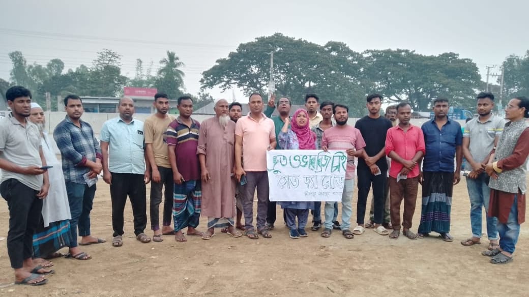 মির্জাপুরে ওভারব্রিজের দাবিতে সেভ দ্য রোড-এর মানববন্ধন