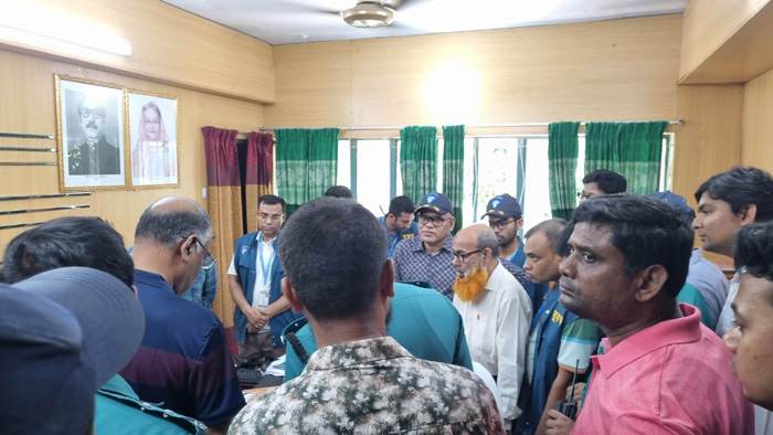 ঘুঁষের টাকাসহ উপ কর-কমিশনারকে আটক করলো দুদক