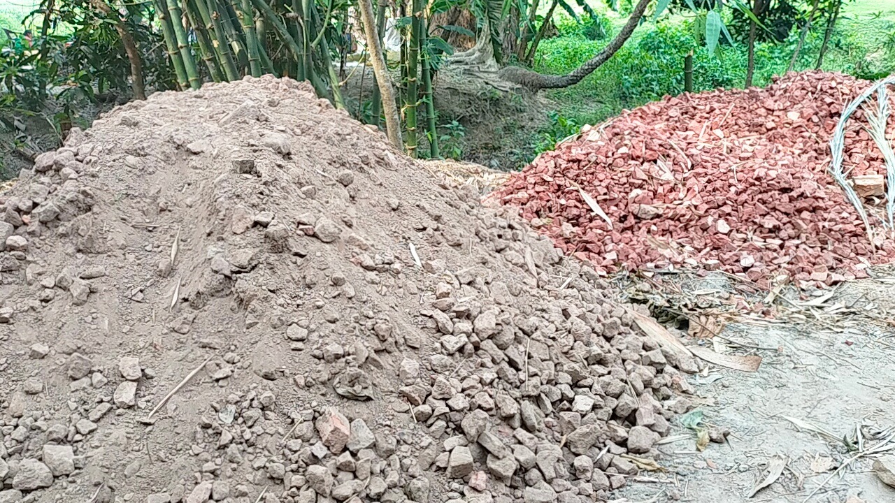 পাংশায় সড়ক নির্মানে নিম্নমানের সামগ্রী ব্যবহারের  অভিযোগ