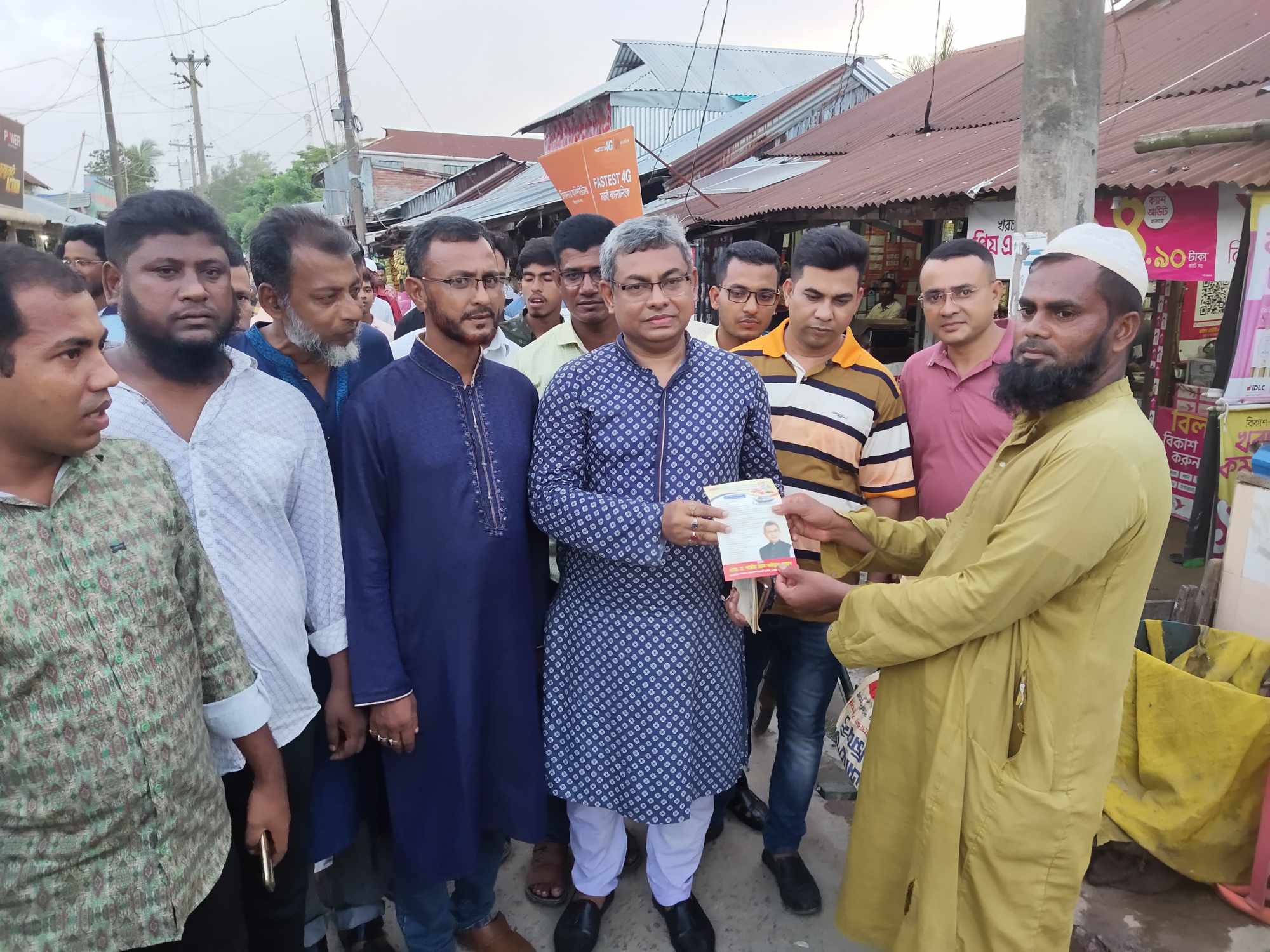 মহিপুরে সরকারের উন্নয়নের কর্মকান্ড প্রচারণার লিফটেড বিতরণ ও বিক্ষোভ মিছিল