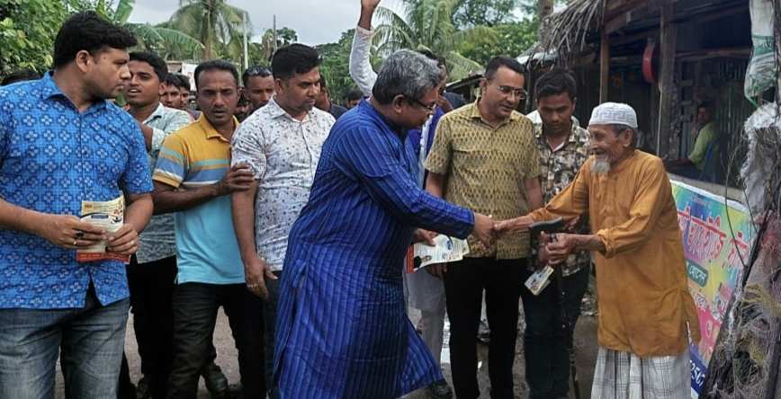 কলাপাড়ায় সরকারের উন্নয়নের কর্মকান্ড প্রচারণার লিফলেট বিতরণ