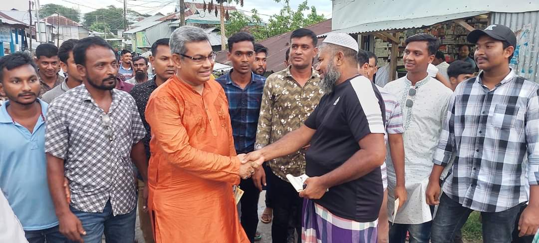 কলাপাড়ায় সরকারের  উন্নয়ন কার্যক্রম তুলে ধরে কেন্দ্রীয় যুবলীগ  নেতা সোহাগ’র লিফলেট বিতরণ