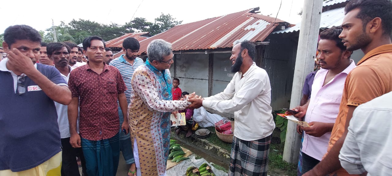 ডালবুগঞ্জে সরকারের  উন্নয়ন কার্যক্রম তুলে ধরে কেন্দ্রীয় যুবলীগ  নেতা সোহাগ’র লিফলেট বিতরণ