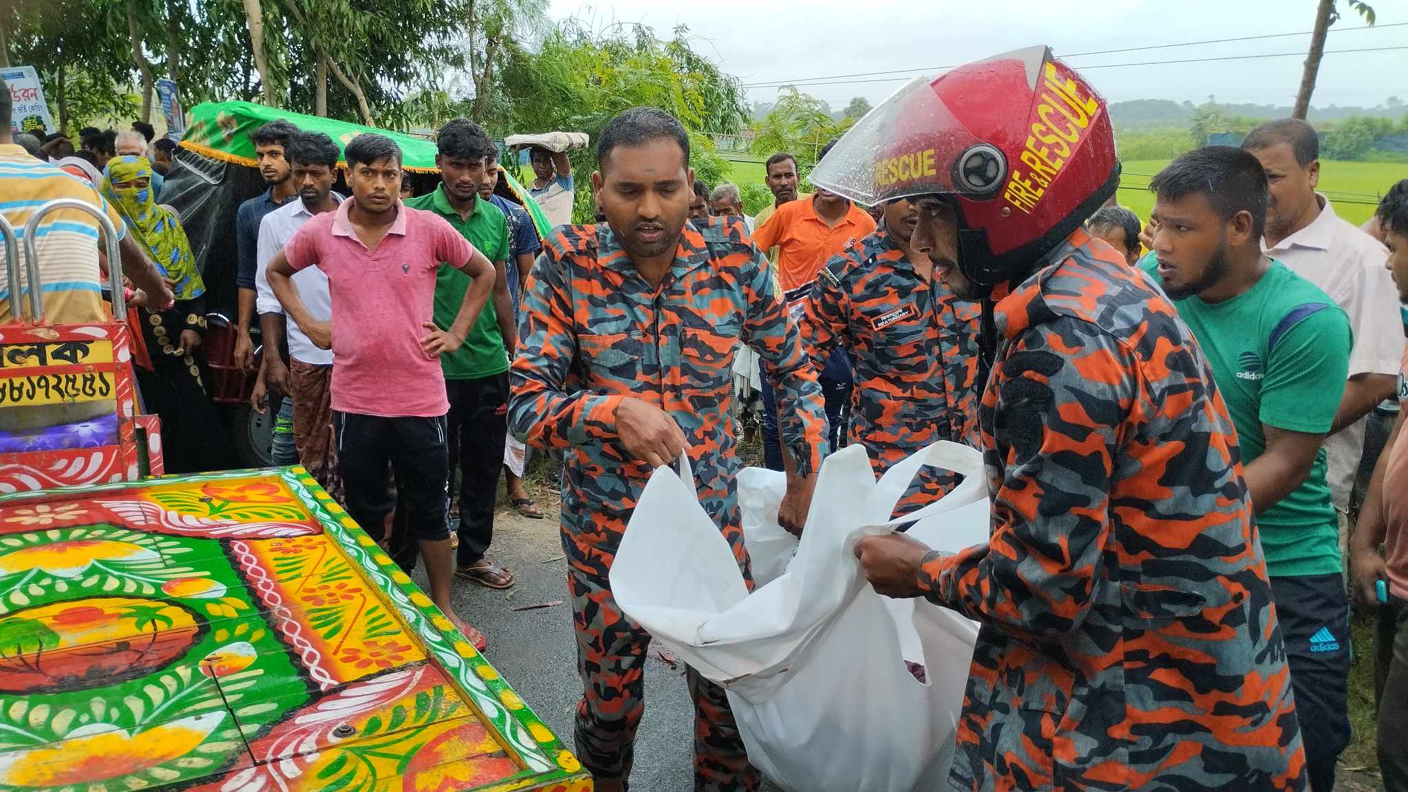 রাজশাহীর মোহনপুরে সড়ক দুর্ঘটনায় নিহত ৩ আহত ৪