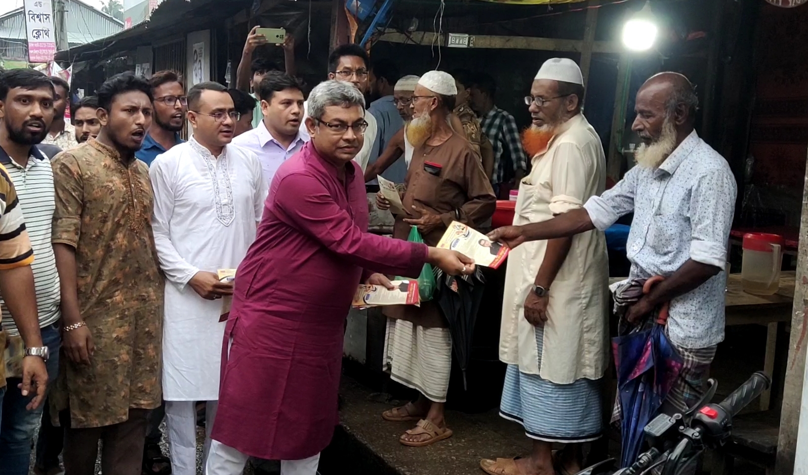 কলাপাড়ায় যুবলীগ নেতার লিফলেট বিতরণ ও গণসংযোগ