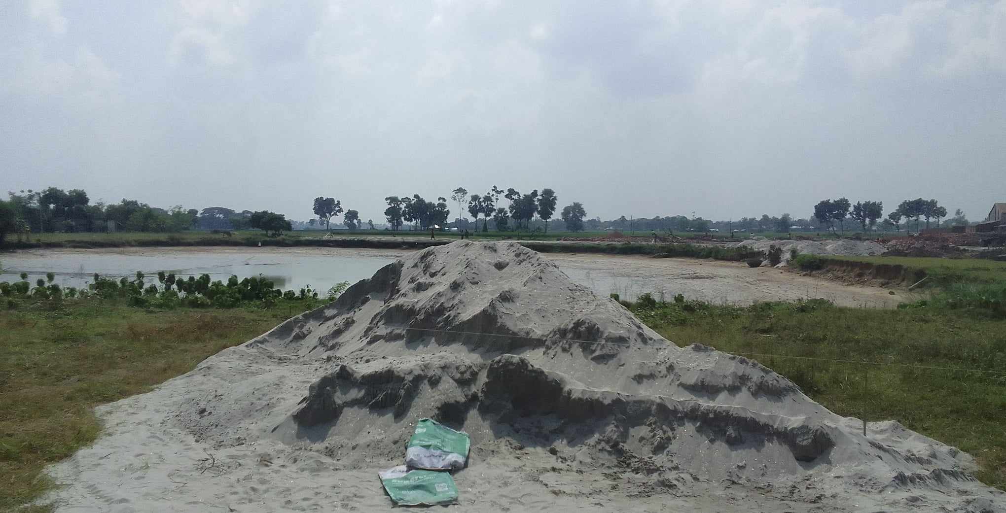 রাজশাহীর তানোরে পুকুর ভরাট করে বিএনপি নেতার হিমাগার নির্মাণ