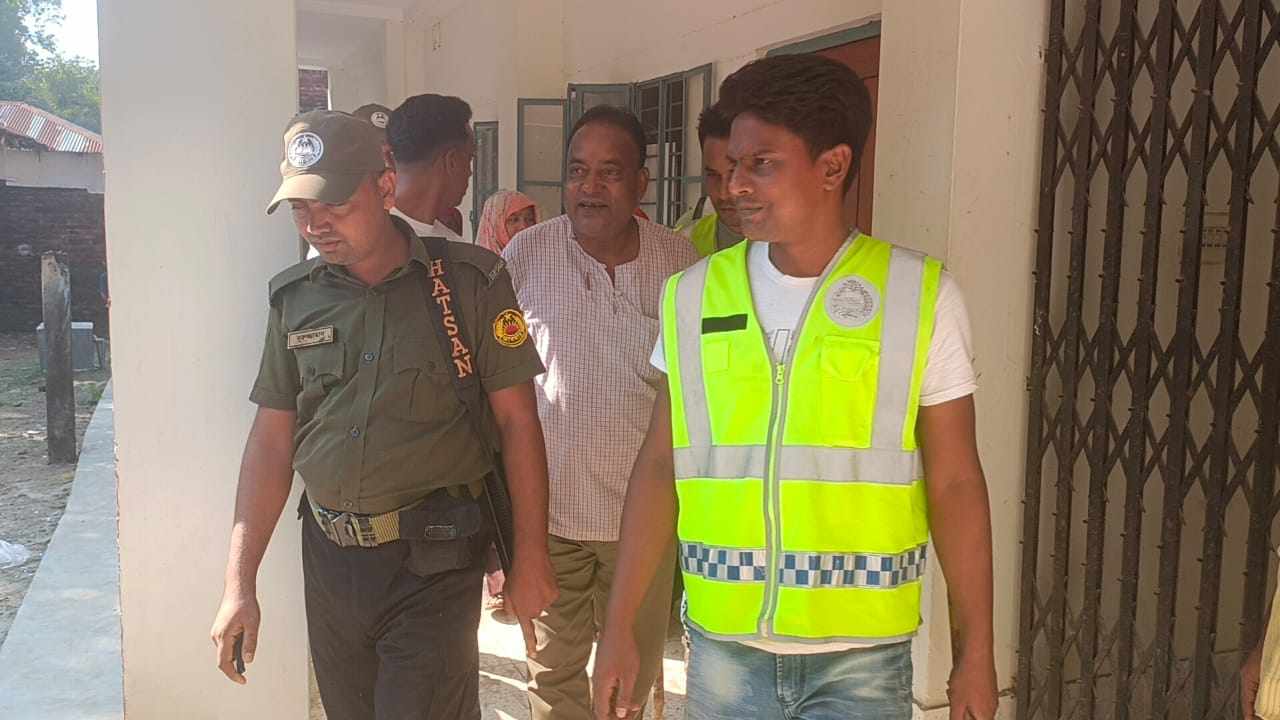 ছাত্রীদের উত্যাক্ত করার দায়ে প্রধান শিক্ষক আটক