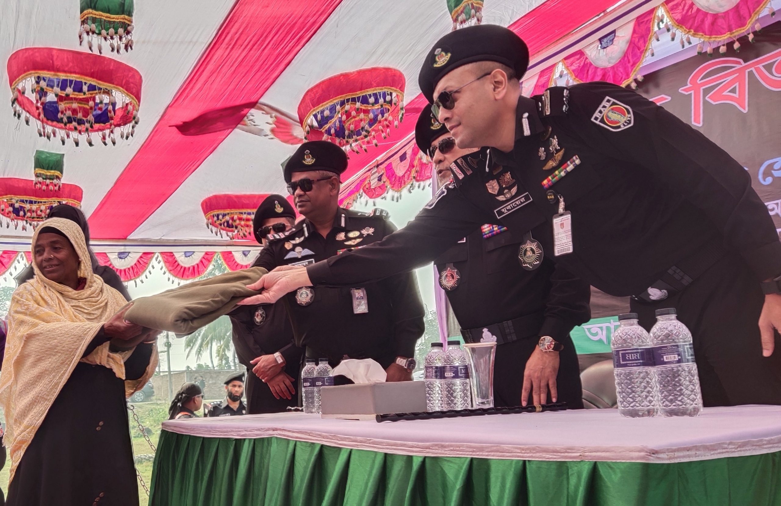 শুধুশুধু সন্ত্রাসীদের দমনে নয়, মানবিক কাজে এগিয়ে এলিট বাহিনী….র‍্যাব ফোর্সেস মহাপরিচালক,  খুরশীদ হোসেন