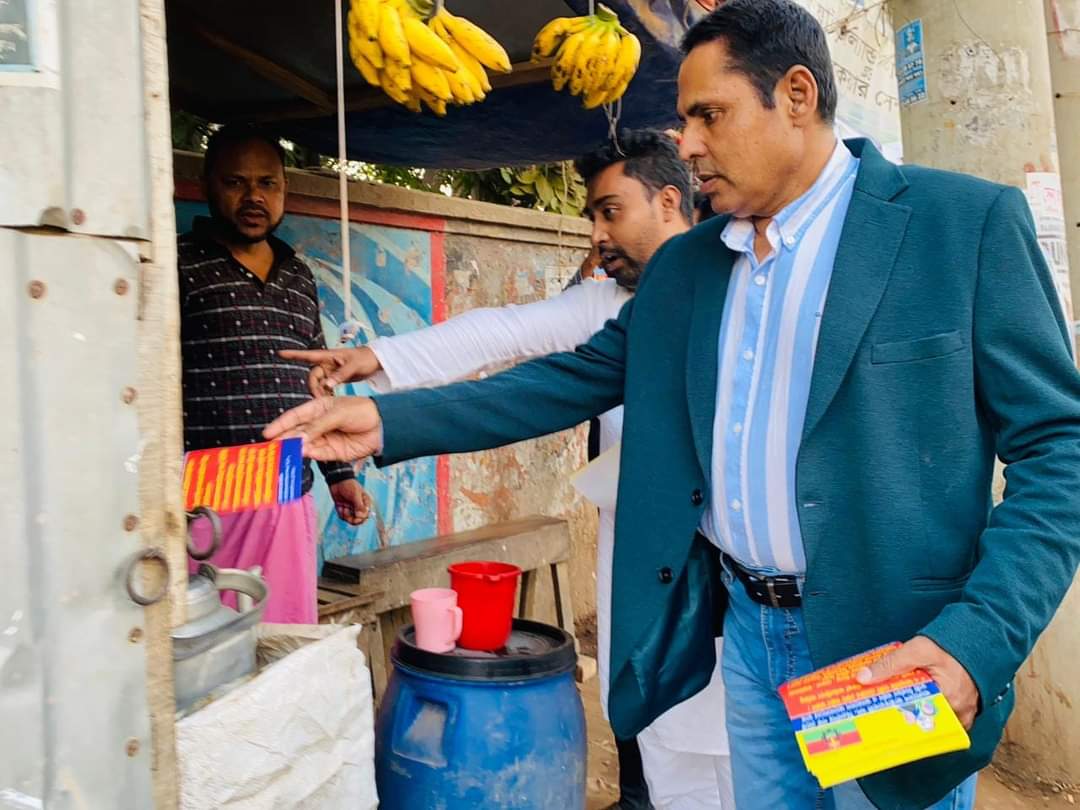 আশুলিয়ায় ডামি নির্বাচন বন্ধে বিএনপি’র লিফলেট বিতরণ