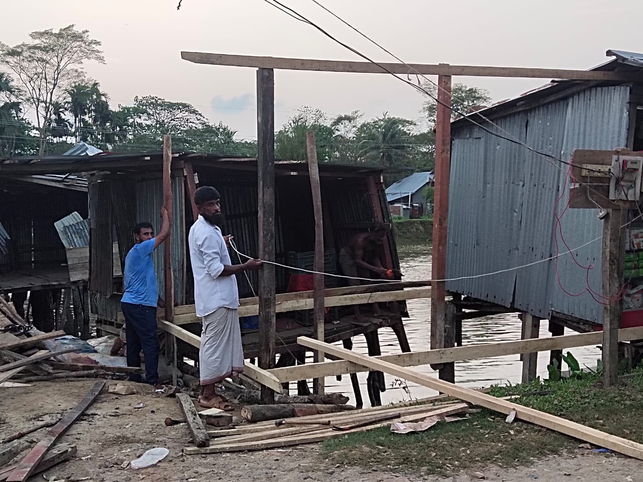 কলাপাড়ায় সরকারি জায়গা দখল করে দোকান ঘর নির্মাণ করার অভিযোগ