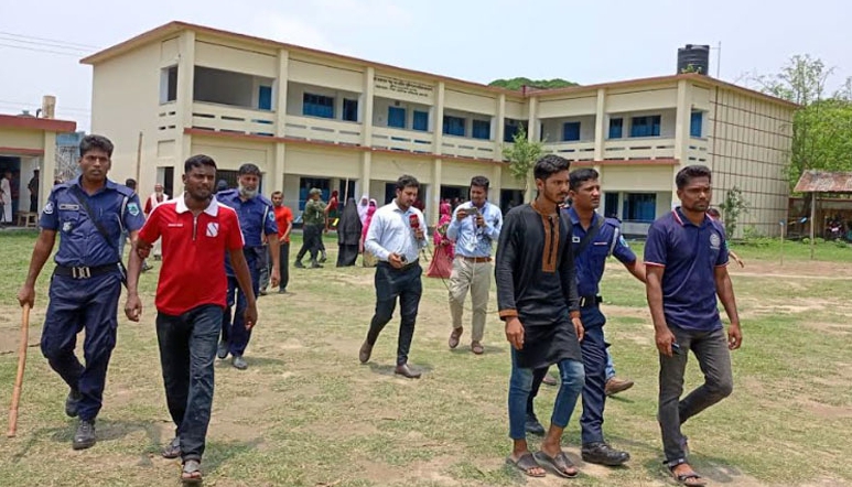 বাঘায় সিল দেওয়া ব্যালেটসহ আটক ৩