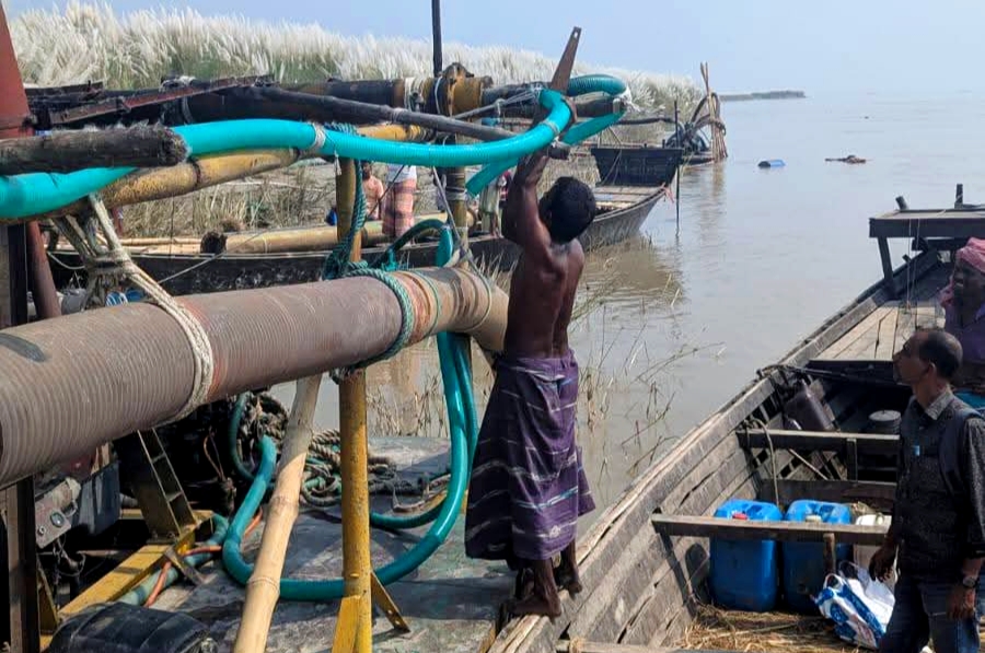 বাঘায় অবৈধ বালু উত্তোলনের বিরুদ্ধে অভিযান, দুইজনকে ২ লাখ টাকা জরিমানা